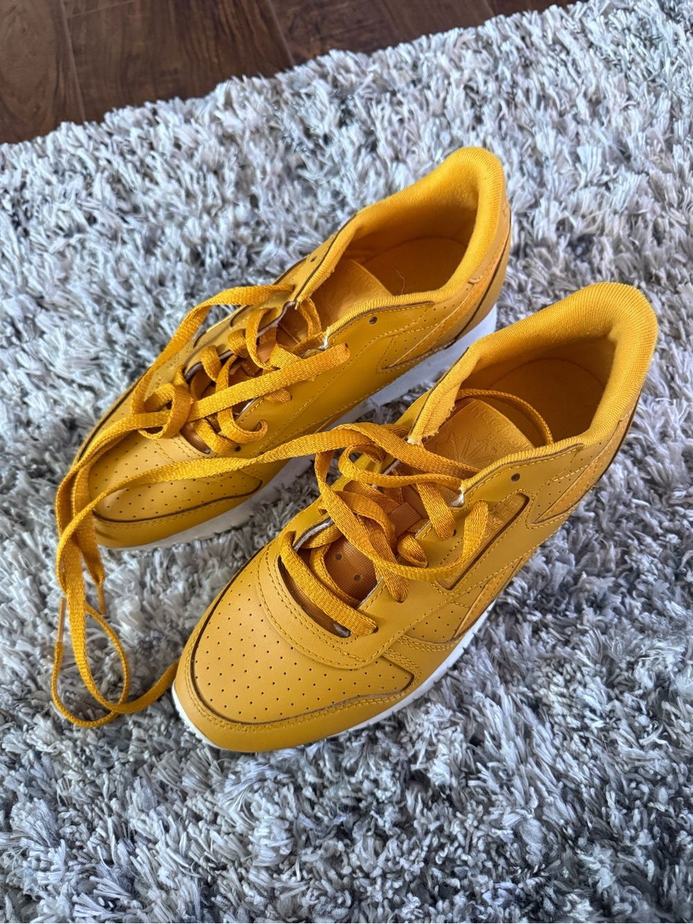 Mustard Yellow Low-Top Sneakers Reebok 7.5
